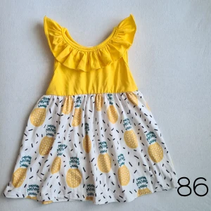 Ananasklänning 🍍 - Klänning med volangärm. Märkt med storlek 80 men är en 86 i passform och size 🍍 i nyskick.