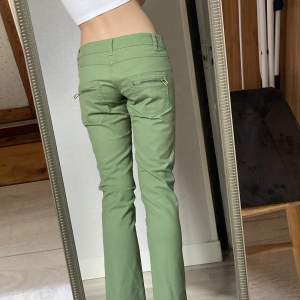 Snygga ljusgröna lågmidjade jeans som är utsvängda/straight i benen. Coola detaljer och dragkedjor på fickan. Nya och enbart testade, säljer då de var lite korta i benen för mig. Köpta från märket Trf Denim för 1499kr och säljer för 600kr eller högst bud!