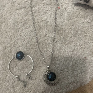 Blå planet smycken set  - Ett armband med en bild som är blå planeter, och ett halsband med en måne också. Väldigt fina 🌙🌑