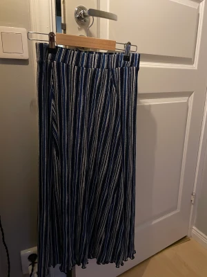 Blå tyll kjol - Blå tyll kjol, jag är 163 cm lång och den går till hälften av vaderna på mig! Skriv pm för fler bilder