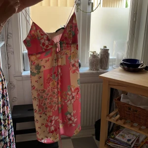 Zara klänning - Säljer nu min älskade klänning från zara. Köpt sommaren 2021 och har använts men ändå otrolig kvalite! 