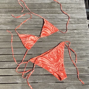 Bikini - Superfin rödorange bikini som jag köpte här på plick. Tyvärr satt den inte som jag ville. Den är ny, endast testad av mig och den förra tjejen. 