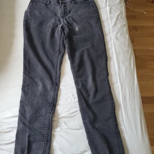 Low waist jeans  - Låg midjade byxor. Super fina. De är använda. Men dem kommer inte till användning längte.
