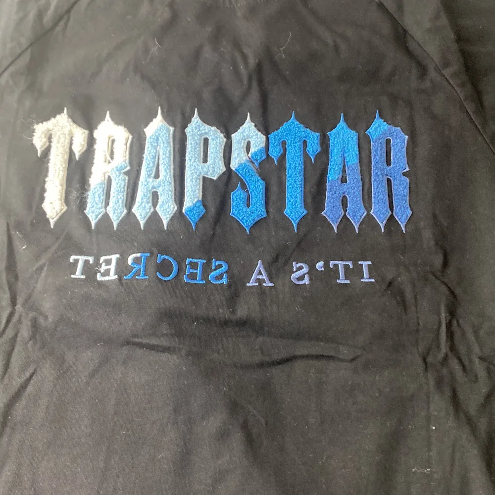 Säljer ett helt nytt Trapstar set shorts och t-shirt jag fick de i födelsedagspresent men gillar inte Trapstar!. Shorts.