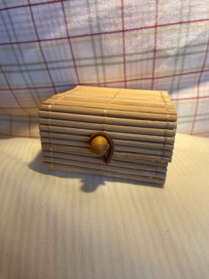 Ask i trä - Superfin trä-ask. Helt oanvänd! Perfekt att lägga smycken i, eller något annat litet. Skickar med postnords frakt 15kr. 📦 Postbevis får man! 