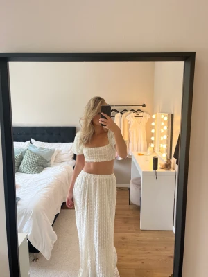 Vit topp och kjol - använd en gång, normal i storleken, går att köpa separat