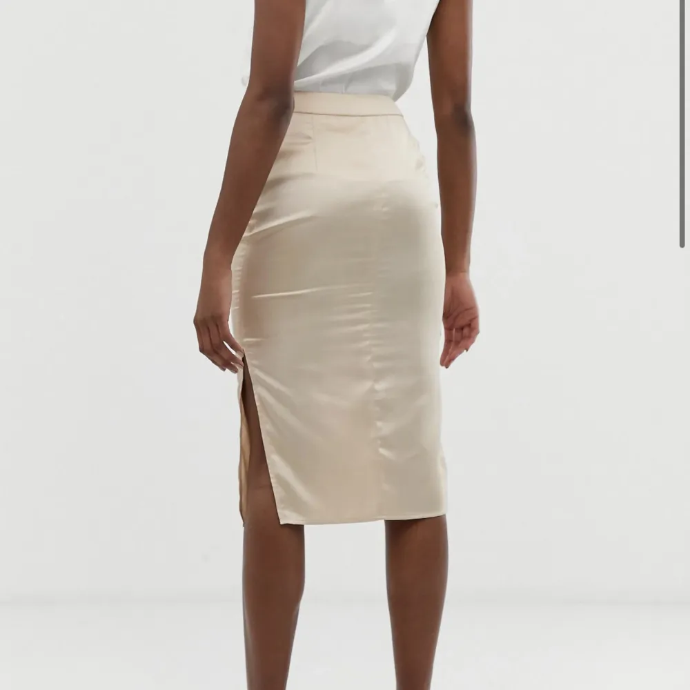 Beige Satin kjol med slits på sidan i midilängd ”tall” från Missguided, passa bra för mig som är 167cm lång, har använts en gång!  Storlek 44 . Kjolar.