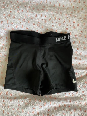 Träningsshorts från nike - Svarta typ helt oanvända träningsshorts från Nike. 
