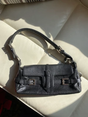 Äkta läderväska🪩🤩 - Säljer denna superfina väska från Ri2K! 🥰Jättefint skick utanpå, lite smutsig på insidan! Kan användas till alla möjliga tillfällen!🥳🪩  Hör av dig om fler bilder önskas!☺️