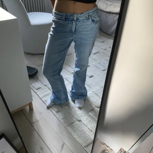 Low waist bootcut jeans - Säljer dessa lågmidjade utsvängda jeansen från gina. Storleken är 158 men dem är väldigt långa och midjan har ressor som gör att man kan ställa in. Endast använda 2 gånger, som nya! Säljer för att dem är för stora. Vid intresse/frågor skriv privat. 