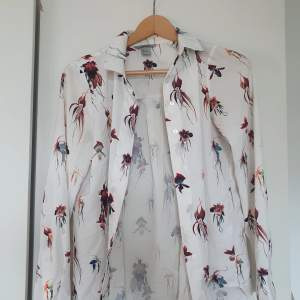 Skjortor med orkidéer, rak passform.