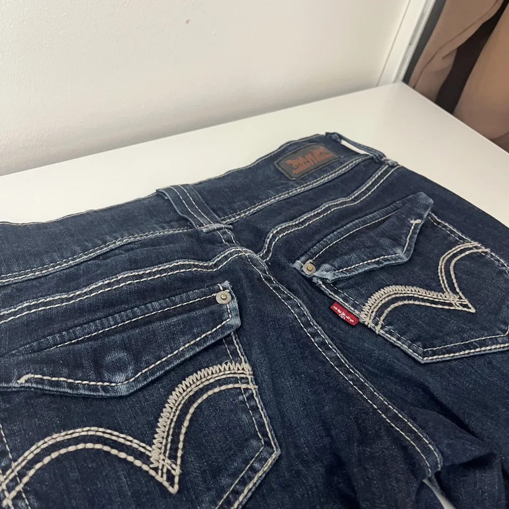 Skitsnygga bootcut & lowrise jeans som inte längre kommer till användning.  W27 L32 Jag är 160 för referens❤️. Jeans & Byxor.