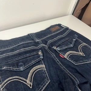 Levis 524 Too Superlow - Skitsnygga bootcut & lowrise jeans som inte längre kommer till användning.  W27 L32 Jag är 160 för referens❤️