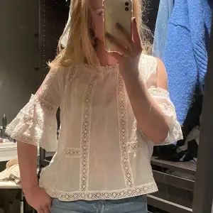 Snygg off shoulder blus, köpt second hand men väldigt bra skick! 