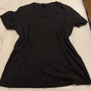 T-shirt🖤 - En helt vanlig svart T-shirt perfekt basplagg🖤