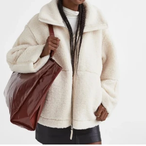 Teddy jacka - Säljer denna as nice Teddy jackan från hm som dessutom är slutsåld. Jätte mysig och perfekt till hösten. Väldigt bra skick och inte alls använd många gånger. Frakt tillkommer.