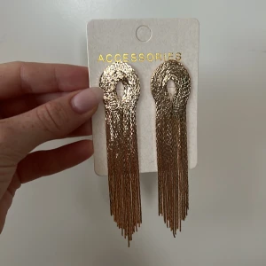 Örhängen - Superfina guld hängen aldrig använda 