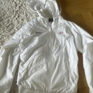 Nike PSG vindjacka. Storlek XS - Säljer min Nike PSG vindjacka i storlek XS. Jackan är i gott skick dock så är den smutsig längst ärmarna och längst ner vid jackan (se bifogad bild)