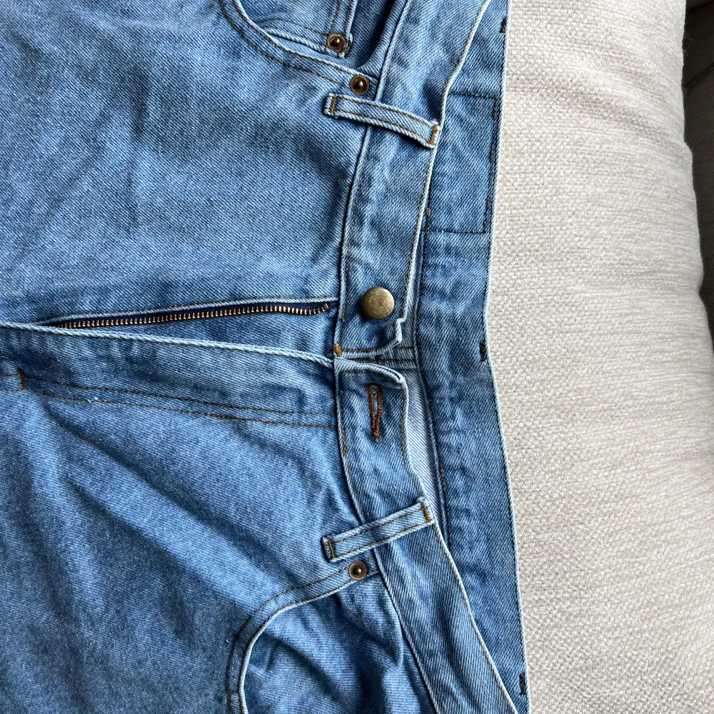 Ett par boyfriend jeans från Doggone i strl 32, för referens har jag ca strl 36/38 i byxor. Supersnygga med broderat tryck på ena bakfickan!. Jeans & Byxor.