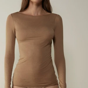 Intimissimi tröja - Sååå snygg tröja från Intimissimi i ultralight cashmere liknande den på bilden! Liter kallare brun med lite glittertråd i vilket gör den unik!💕💕Säljer då den blivit för stor på mig🥺