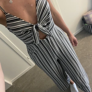 Jumpsuit/byxdress  - Byxdress från Pull & bear som jag älskar men har haft ett tag så dags att någon annan får användning av den! Jättebekväm o perfekt för sommaren 🌞