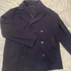 Kort mörkblå kappa från Zink, storlek 36/38. Använd 1 gång så är i nyskick Köptes för 499kr