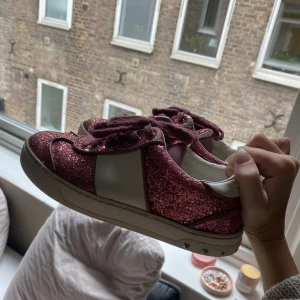 Valentino sneakers  - Säljer mina sjukt snygga glittriga valentino flycrew sneakers i världens snyggaste färg⭐️⭐️⭐️ sparsamt använda men några av nitarna har trillat av där bak (går att laga) (se sista bild) men det syns knappt när man har dom på🥰🥰 storlek 35 men passar 36