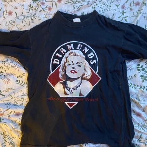 Lös sittande Marilyn Monroe tisha - Fin Marilyn Monroe t shirt 