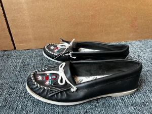Minnetonka Moccasin Svart Skinn Strl 40 - Världens finaste moccasiner i svart skinn från Minnetonka, strl 40.  Hård sula.  Sparsamt använda även dessa. 