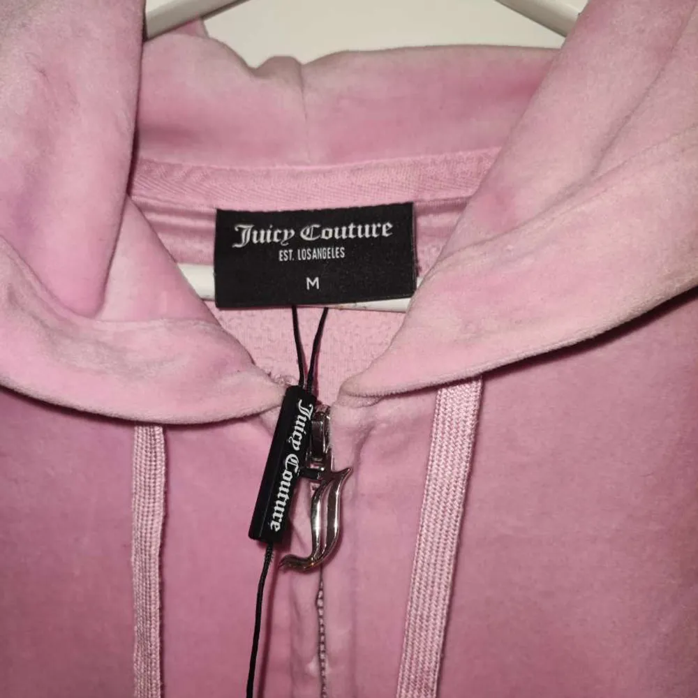 Juicy Coututre hoodie str M använd fåtal gånger, säljs tyvärr pga fel storlek.. Hoodies.