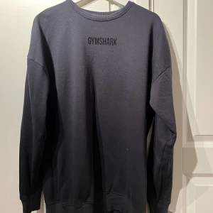 Svart Gymshark Sweatshirt - Minns ej nypris, säkert runt 700kr.  Väldigt bra skick men använd. Perfekt träningströja/pumpcover. 