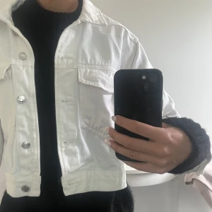 jeansjacka från Gina Tricot   - vit kort jeansjacka från Gina Tricot i storlek s, i ett bra skick🥰
