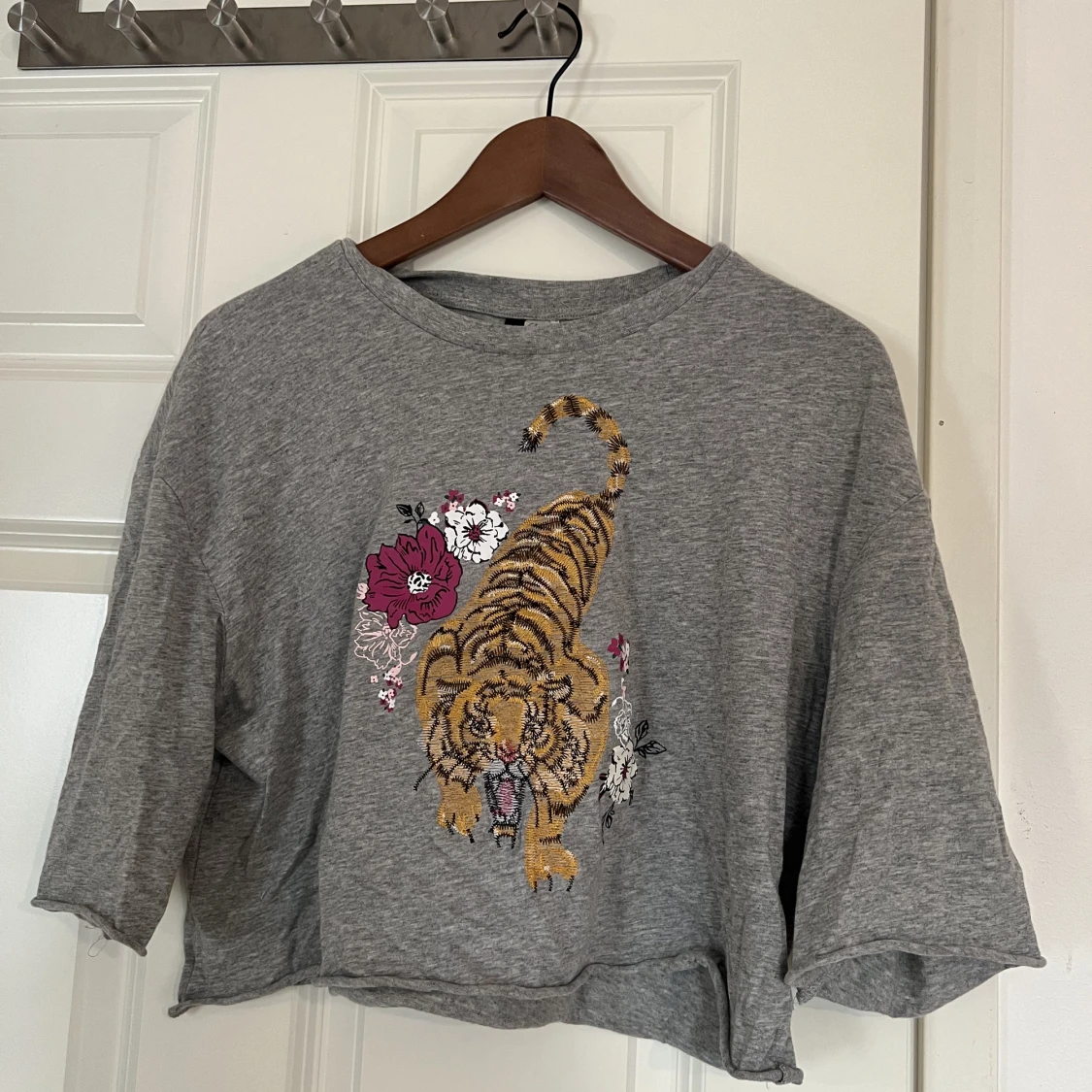 Grå T-shirt med tryck