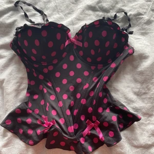 Korsett topp - Säljer denna söta korsett topp eftersom den inte kommer till användning. Den är i nyskick och kupan är i storlek 75B! Jag skulle säga att själva toppen är runt en storlek S.  den är väldigt stretchig och kan justeras! (Se sista bild) Skriv för bild på💗