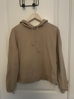 Hoodie från vero Moda  - Hoodie från vero Moda, XS men passar jätte bra i S också.
