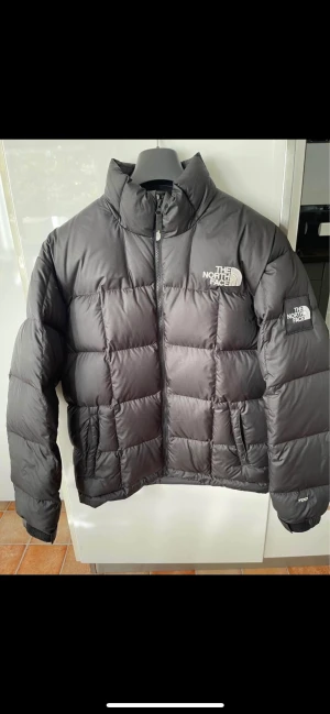 The North Face - Säljer min jacka för att den inte passar min stil längre och inte kommer till användning. Är 170 skulle passa perfekt till 175. Nypris:3600kr. Jag betalar för frakt