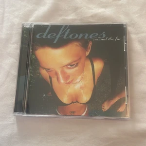 Deftones Cd-skiva - Hej! säljer denna Deftones Around The Fur CD-skivan. Det är bra skick, aldrig spelats. Kan mötas upp i Linköping, annars står jag inte för frakten.