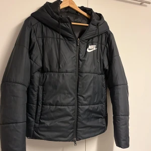 Vinterjacka Nike - Svart vinterjacka Nike i mycket bra skick, använd knappt en säsong