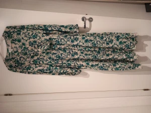 Maxi Klänning luftig Large - Sparsamt använd klänning från lindex i storlek L.  Jag har sytt ett litet diskret stygn vid brösten som går lätt att öppna upp om man vill ha djup urringning.  