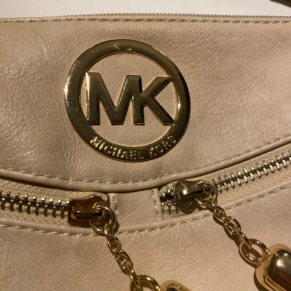 Fin beige MK väska som passar till det mesta.. Väskor.