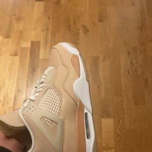Jordan 4 shimmer  - Jordan 4 shimmer  Skick 9/10 Storlek 41 Box ingår!