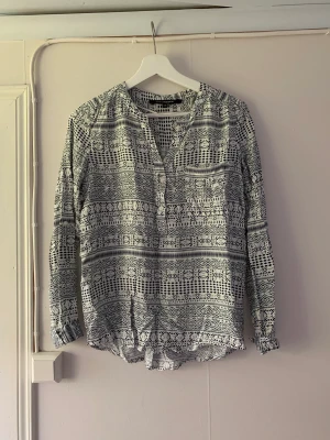 Mönstrad blus - Fin blus, väldigt lite använd. 