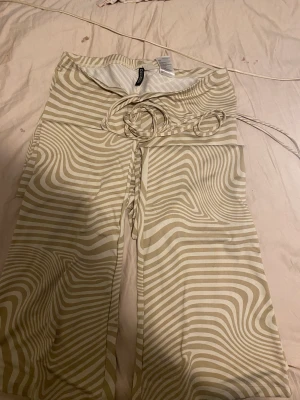 ”bootcut” tights - bootcut tights ifrån h&m tunt material. storlek L men finns snöra man knyter runt midjan och kan även funka för dom me storlek M och XL
