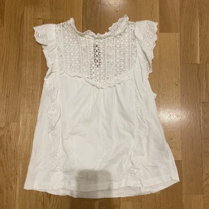 Vit blus - Säljer denna superfina vita blusen med så många fina detaljer från mango. Väldigt sparsamt använd så den har inga defekter. För fler bilder/frågor kom privat🩷