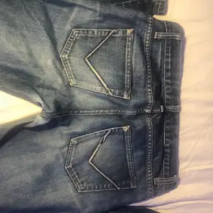 Lågmidjade jeans från okänt märke💞 så fina men somsagt rensar garderoben🙏 skriv för mer info!!🥰