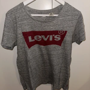 Levis t-shirt - Gråmelerad levis tisha med rött tryck! Sitter storleksenligt❤️