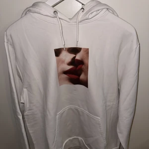 Hoodie med tryck  - Hoodie köpt på Carlings! Märket är Stay & storleken tror jag är M/L. Enkelt tryck & sitter som den ska