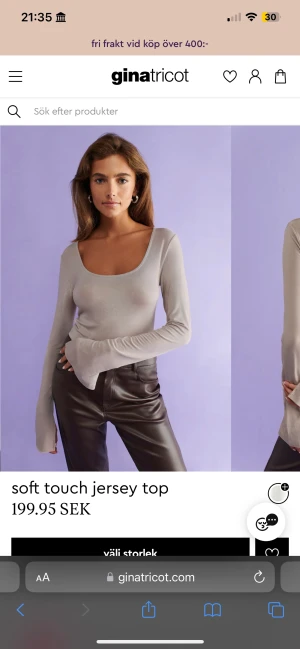 Supersnygg tröja  - Stretchig och MYCKET skönt material!! Framhäver överdelen snyggt😁 Ser rynklig ut på bilden men den är mycket stretchig och blir jämn och fin när den sitter på, använde få, få gånger!! Fräscht skick. Nypris 200kr  Mitt pris: 120kr utan frakten