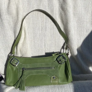 Vintage Nine West väska🥳🙌 - Älskar färgen på denna fina Nine West väska! Så fin! Ser i princip aldrig använd ut!🤩☺️Skriv om du har några frågor eller vill se fler bilder🥳🙌