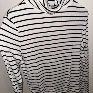 Stickad tröja - Finstickad & randig tröja med polokrage. Tajt modell & är superfin, är bara inte min stil längre! Sitter storleksenligt ✨